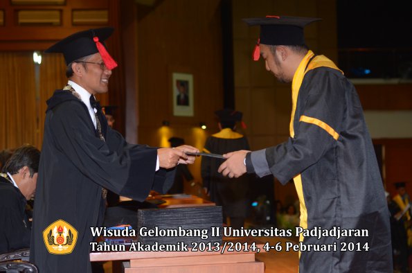 wisuda-unpad-gel-ii-ta-2013_2014-fakultas-hukum-oleh-dekan-193