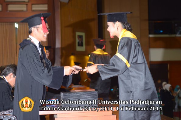 wisuda-unpad-gel-ii-ta-2013_2014-fakultas-hukum-oleh-dekan-194