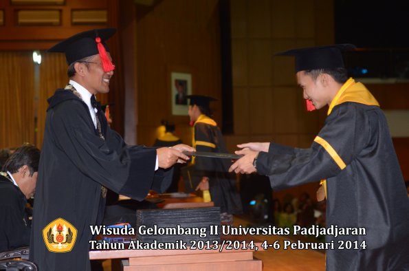 wisuda-unpad-gel-ii-ta-2013_2014-fakultas-hukum-oleh-dekan-195