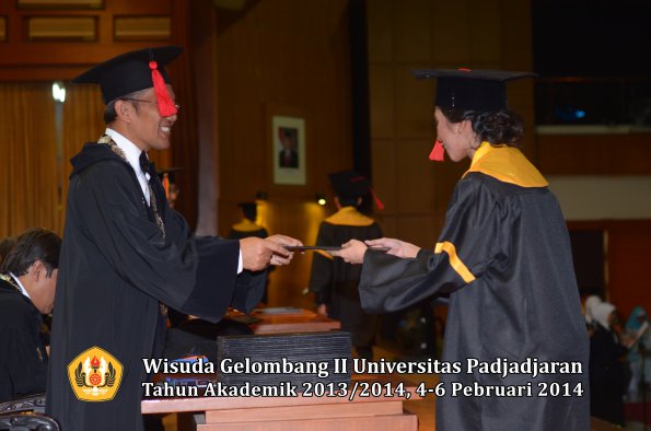 wisuda-unpad-gel-ii-ta-2013_2014-fakultas-hukum-oleh-dekan-196