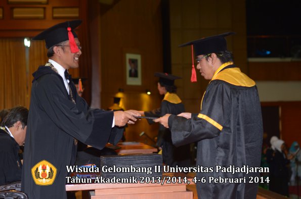 wisuda-unpad-gel-ii-ta-2013_2014-fakultas-hukum-oleh-dekan-197