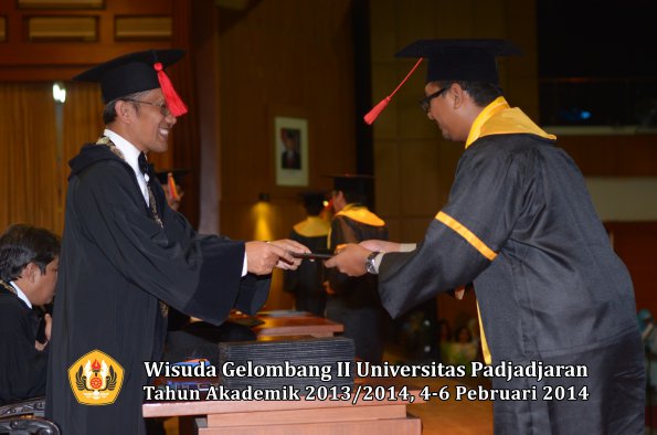 wisuda-unpad-gel-ii-ta-2013_2014-fakultas-hukum-oleh-dekan-198