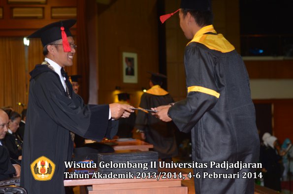 wisuda-unpad-gel-ii-ta-2013_2014-fakultas-hukum-oleh-dekan-199