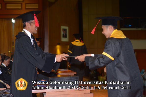 wisuda-unpad-gel-ii-ta-2013_2014-fakultas-hukum-oleh-dekan-200