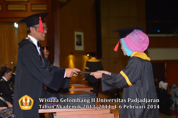 wisuda-unpad-gel-ii-ta-2013_2014-fakultas-hukum-oleh-dekan-201