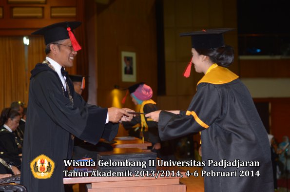 wisuda-unpad-gel-ii-ta-2013_2014-fakultas-hukum-oleh-dekan-202