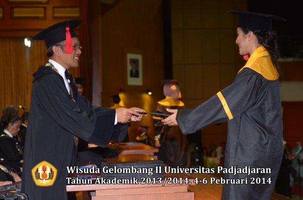 wisuda-unpad-gel-ii-ta-2013_2014-fakultas-hukum-oleh-dekan-204