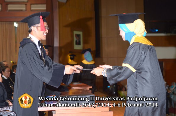 wisuda-unpad-gel-ii-ta-2013_2014-fakultas-hukum-oleh-dekan-207