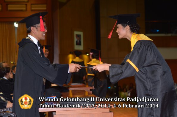 wisuda-unpad-gel-ii-ta-2013_2014-fakultas-hukum-oleh-dekan-210