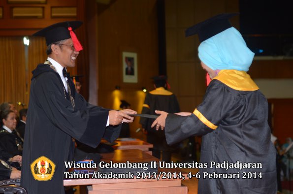 wisuda-unpad-gel-ii-ta-2013_2014-fakultas-hukum-oleh-dekan-212