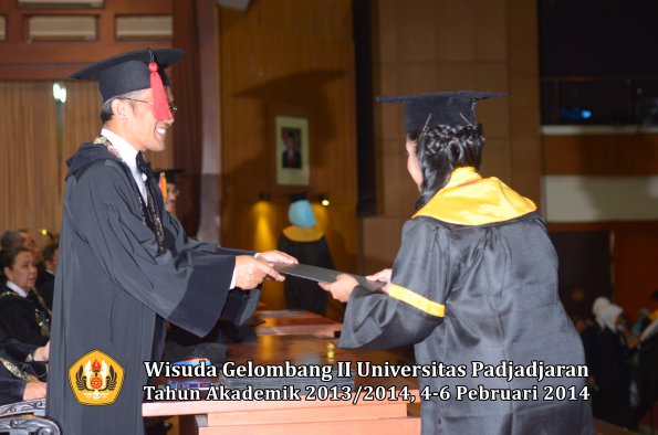 wisuda-unpad-gel-ii-ta-2013_2014-fakultas-hukum-oleh-dekan-213