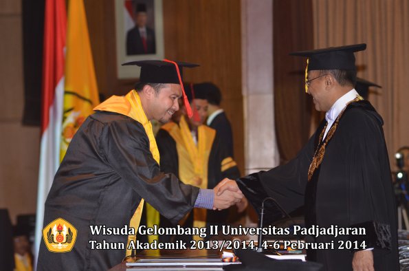 wisuda-unpad-gel-ii-ta-2013_2014-fakultas-hukum-oleh-rektor-004