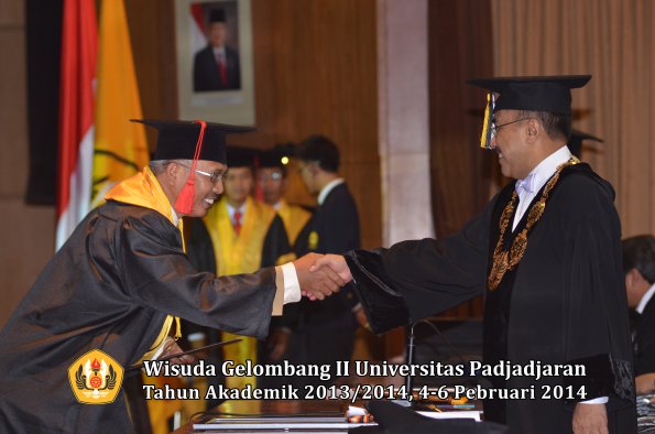 wisuda-unpad-gel-ii-ta-2013_2014-fakultas-hukum-oleh-rektor-011