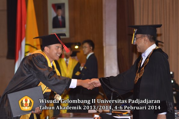 wisuda-unpad-gel-ii-ta-2013_2014-fakultas-hukum-oleh-rektor-012