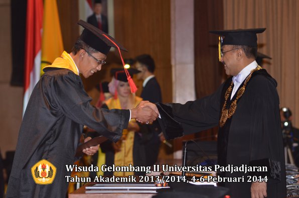 wisuda-unpad-gel-ii-ta-2013_2014-fakultas-hukum-oleh-rektor-013