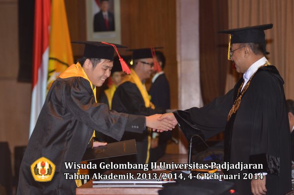 wisuda-unpad-gel-ii-ta-2013_2014-fakultas-hukum-oleh-rektor-020