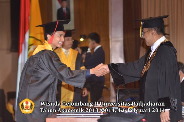 wisuda-unpad-gel-ii-ta-2013_2014-fakultas-hukum-oleh-rektor-022