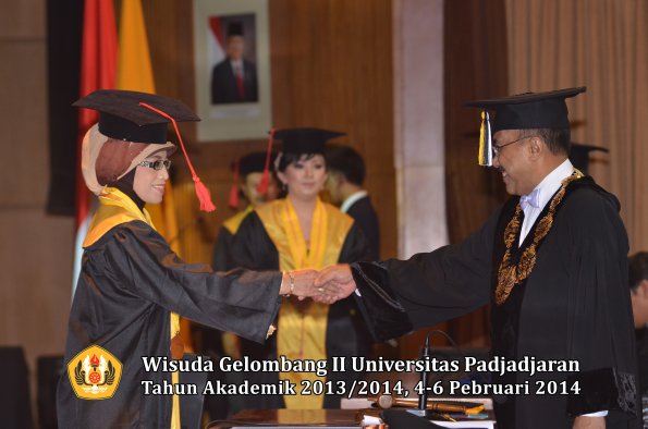 wisuda-unpad-gel-ii-ta-2013_2014-fakultas-hukum-oleh-rektor-025