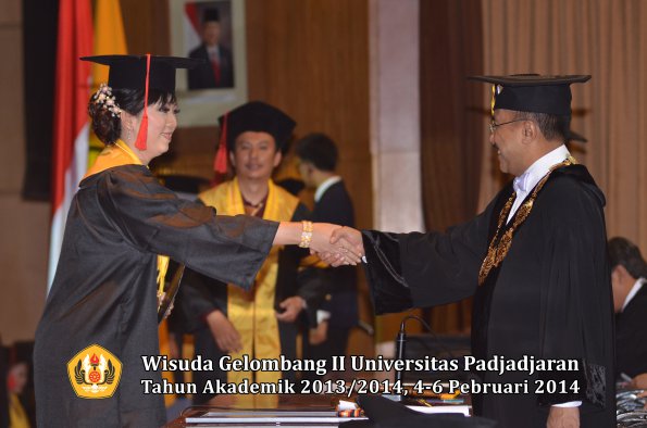wisuda-unpad-gel-ii-ta-2013_2014-fakultas-hukum-oleh-rektor-026