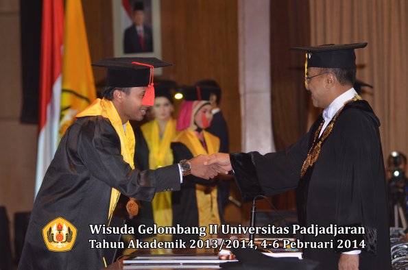 wisuda-unpad-gel-ii-ta-2013_2014-fakultas-hukum-oleh-rektor-030