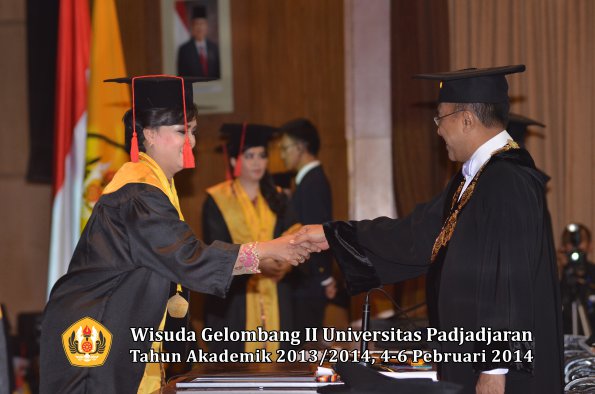 wisuda-unpad-gel-ii-ta-2013_2014-fakultas-hukum-oleh-rektor-036
