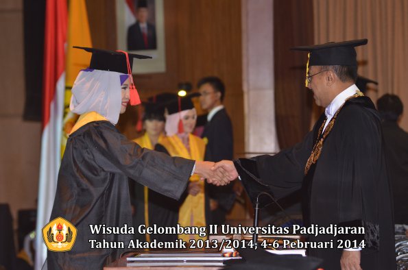 wisuda-unpad-gel-ii-ta-2013_2014-fakultas-hukum-oleh-rektor-045