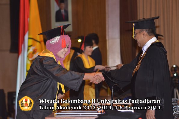 wisuda-unpad-gel-ii-ta-2013_2014-fakultas-hukum-oleh-rektor-050