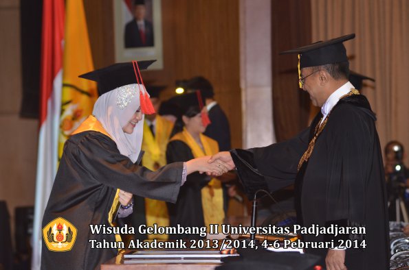 wisuda-unpad-gel-ii-ta-2013_2014-fakultas-hukum-oleh-rektor-053