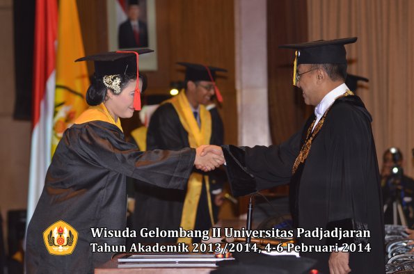 wisuda-unpad-gel-ii-ta-2013_2014-fakultas-hukum-oleh-rektor-058