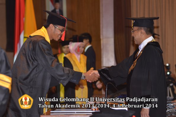 wisuda-unpad-gel-ii-ta-2013_2014-fakultas-hukum-oleh-rektor-059