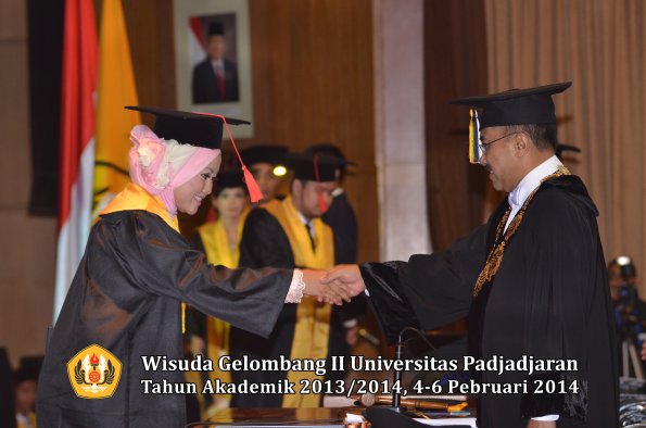 wisuda-unpad-gel-ii-ta-2013_2014-fakultas-hukum-oleh-rektor-060