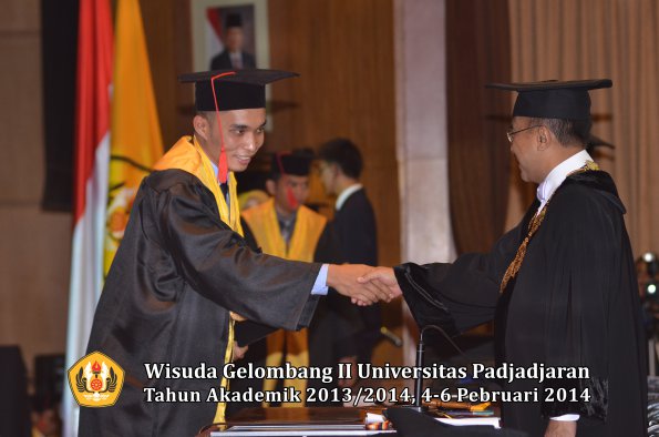 wisuda-unpad-gel-ii-ta-2013_2014-fakultas-hukum-oleh-rektor-063