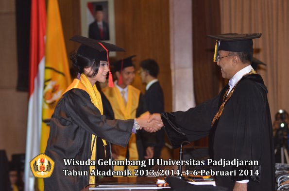 wisuda-unpad-gel-ii-ta-2013_2014-fakultas-hukum-oleh-rektor-066