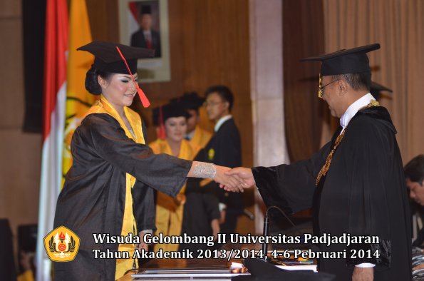 wisuda-unpad-gel-ii-ta-2013_2014-fakultas-hukum-oleh-rektor-068