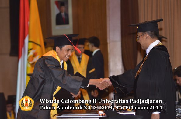 wisuda-unpad-gel-ii-ta-2013_2014-fakultas-hukum-oleh-rektor-070