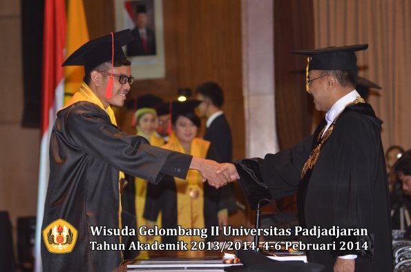 wisuda-unpad-gel-ii-ta-2013_2014-fakultas-hukum-oleh-rektor-073