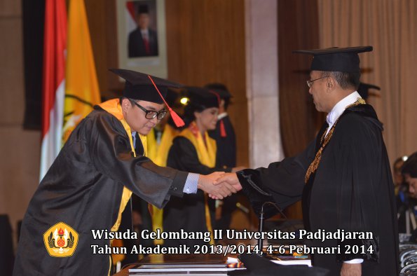 wisuda-unpad-gel-ii-ta-2013_2014-fakultas-hukum-oleh-rektor-077