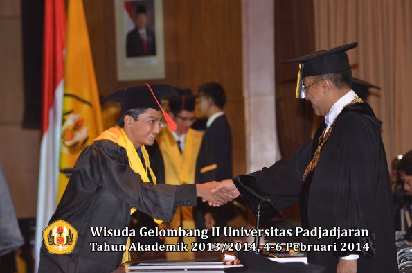 wisuda-unpad-gel-ii-ta-2013_2014-fakultas-hukum-oleh-rektor-080