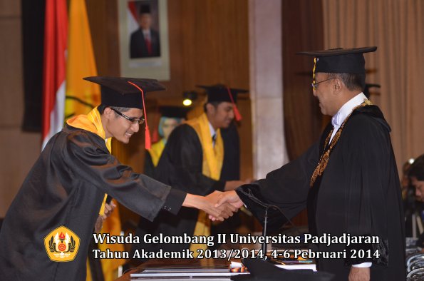 wisuda-unpad-gel-ii-ta-2013_2014-fakultas-hukum-oleh-rektor-081