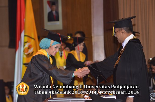 wisuda-unpad-gel-ii-ta-2013_2014-fakultas-hukum-oleh-rektor-083