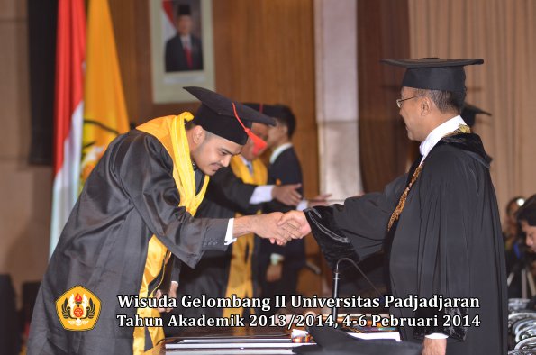 wisuda-unpad-gel-ii-ta-2013_2014-fakultas-hukum-oleh-rektor-095