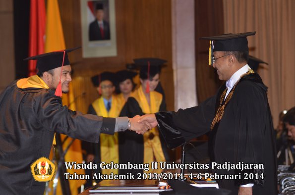 wisuda-unpad-gel-ii-ta-2013_2014-fakultas-hukum-oleh-rektor-097