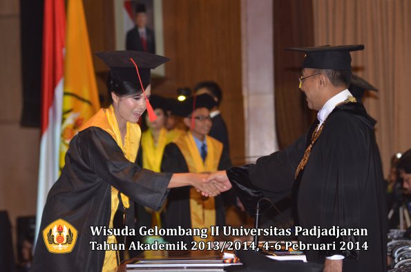 wisuda-unpad-gel-ii-ta-2013_2014-fakultas-hukum-oleh-rektor-098