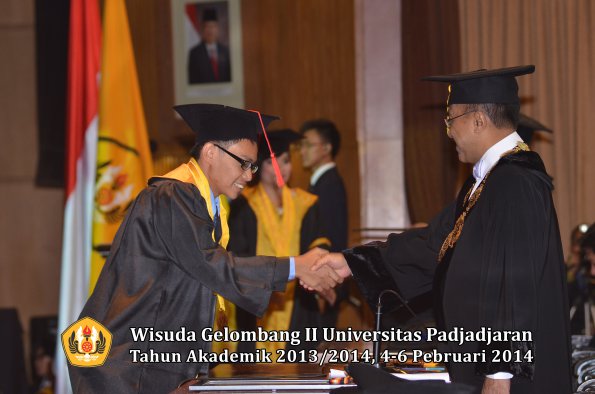 wisuda-unpad-gel-ii-ta-2013_2014-fakultas-hukum-oleh-rektor-099