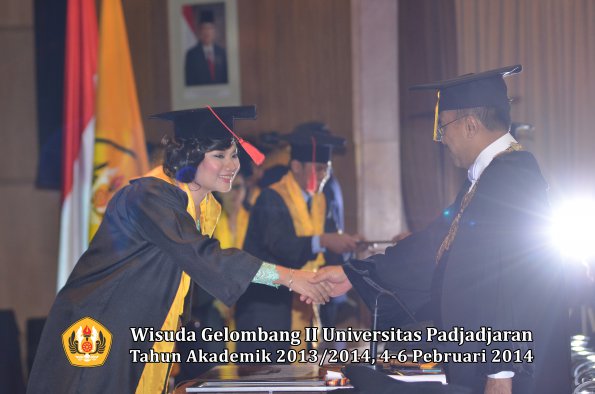 wisuda-unpad-gel-ii-ta-2013_2014-fakultas-hukum-oleh-rektor-100