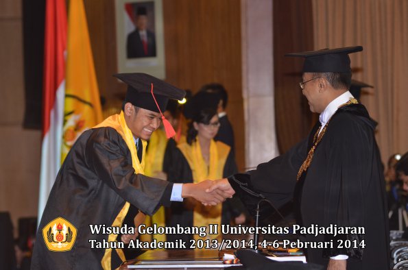 wisuda-unpad-gel-ii-ta-2013_2014-fakultas-hukum-oleh-rektor-101