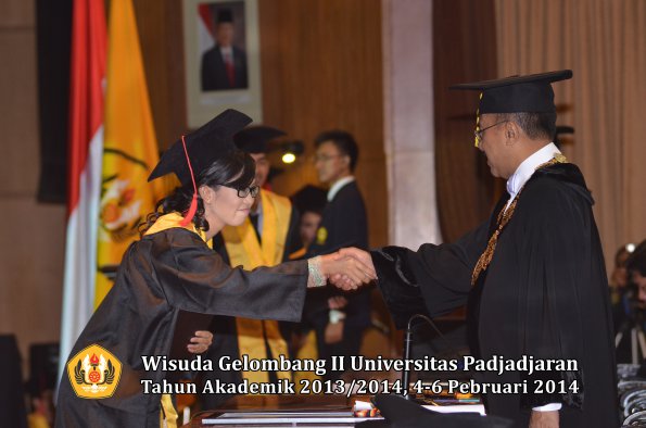 wisuda-unpad-gel-ii-ta-2013_2014-fakultas-hukum-oleh-rektor-102