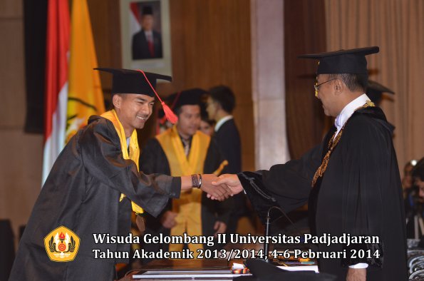 wisuda-unpad-gel-ii-ta-2013_2014-fakultas-hukum-oleh-rektor-103