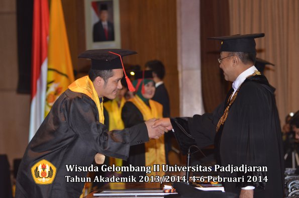 wisuda-unpad-gel-ii-ta-2013_2014-fakultas-hukum-oleh-rektor-104