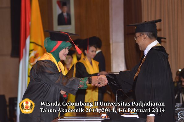 wisuda-unpad-gel-ii-ta-2013_2014-fakultas-hukum-oleh-rektor-105